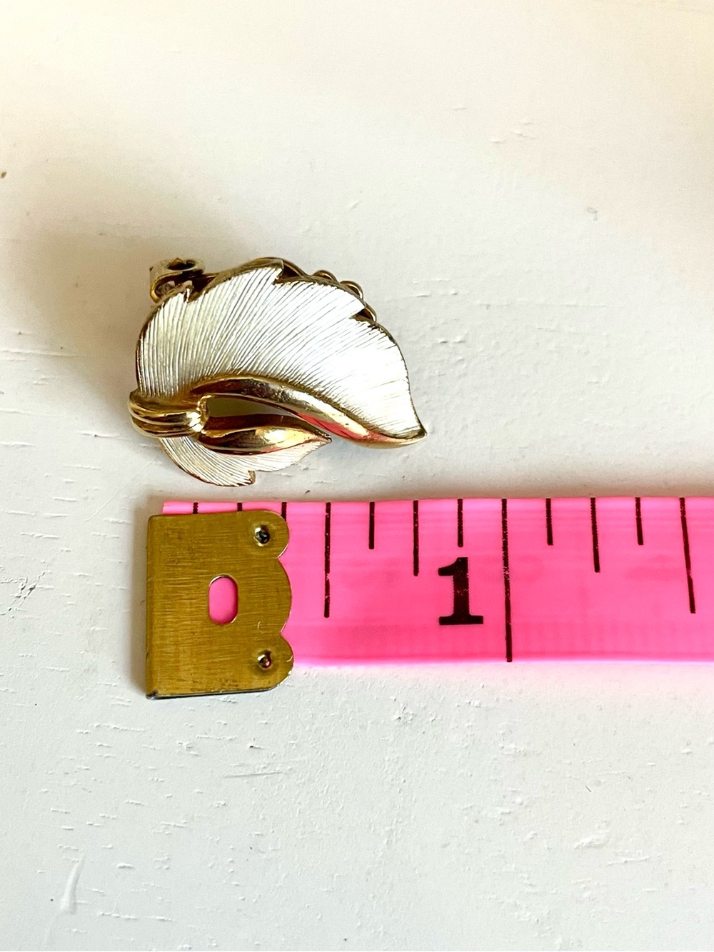 Vintage White Enamel Leaf Gold Tone Clip On Earrings Textured Retro Shabby Chic - Picture 7 of 8